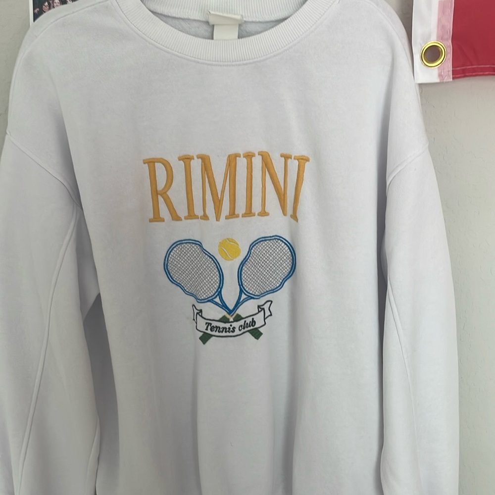 White crewneck with tennis logo